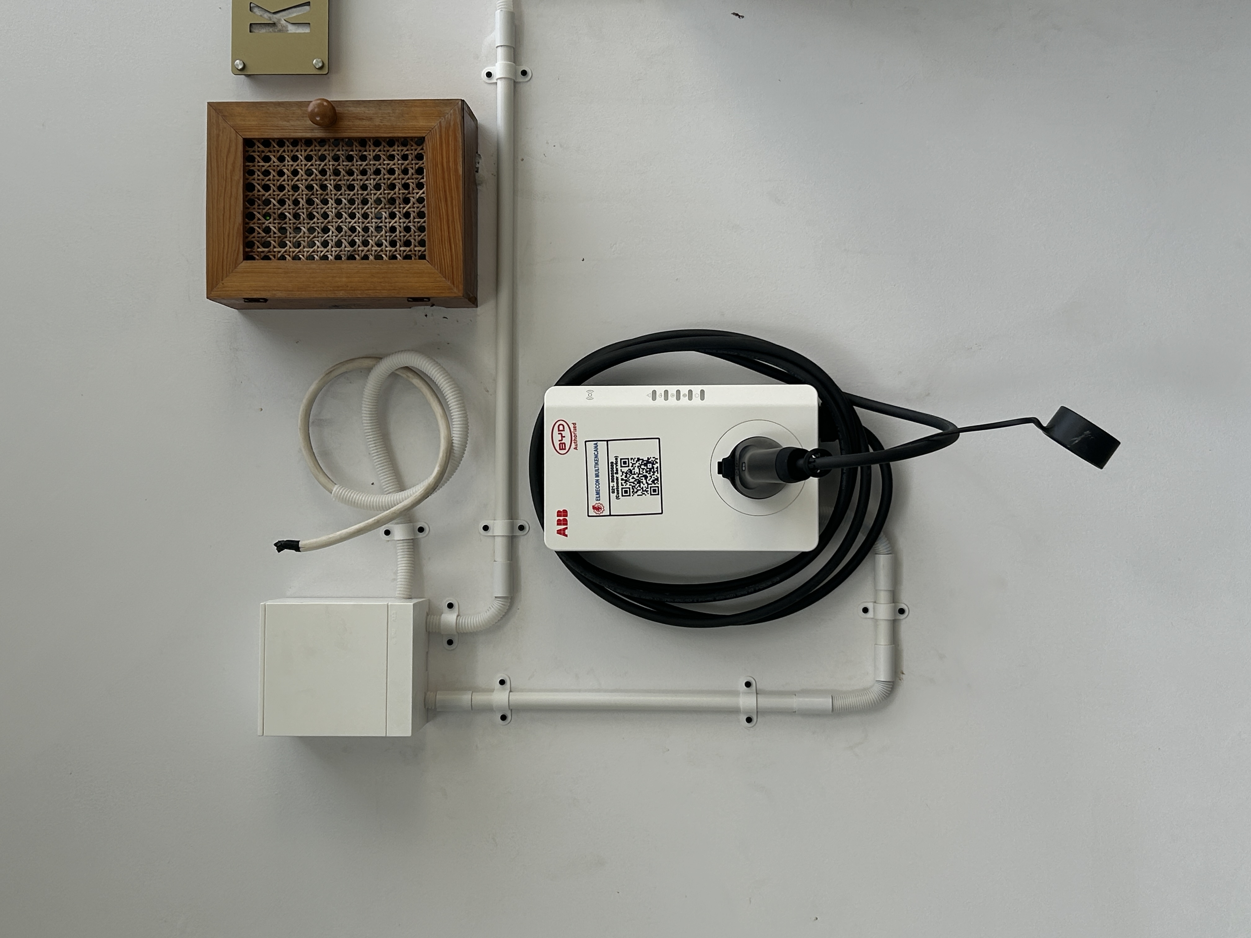 ABB wall charger siap pakai di rumah tinggal