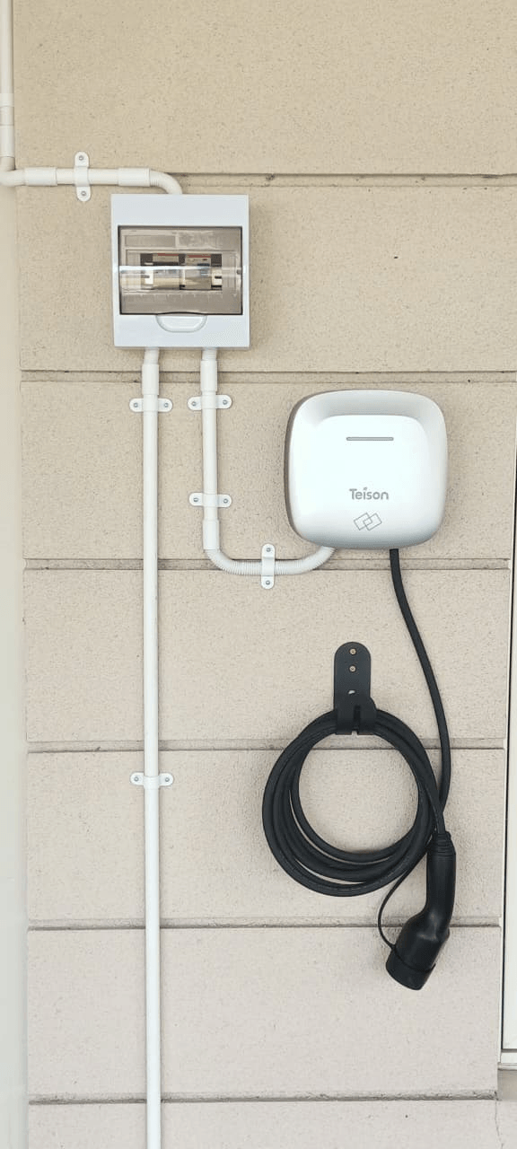 Wall charger Teison terpasang di dinding