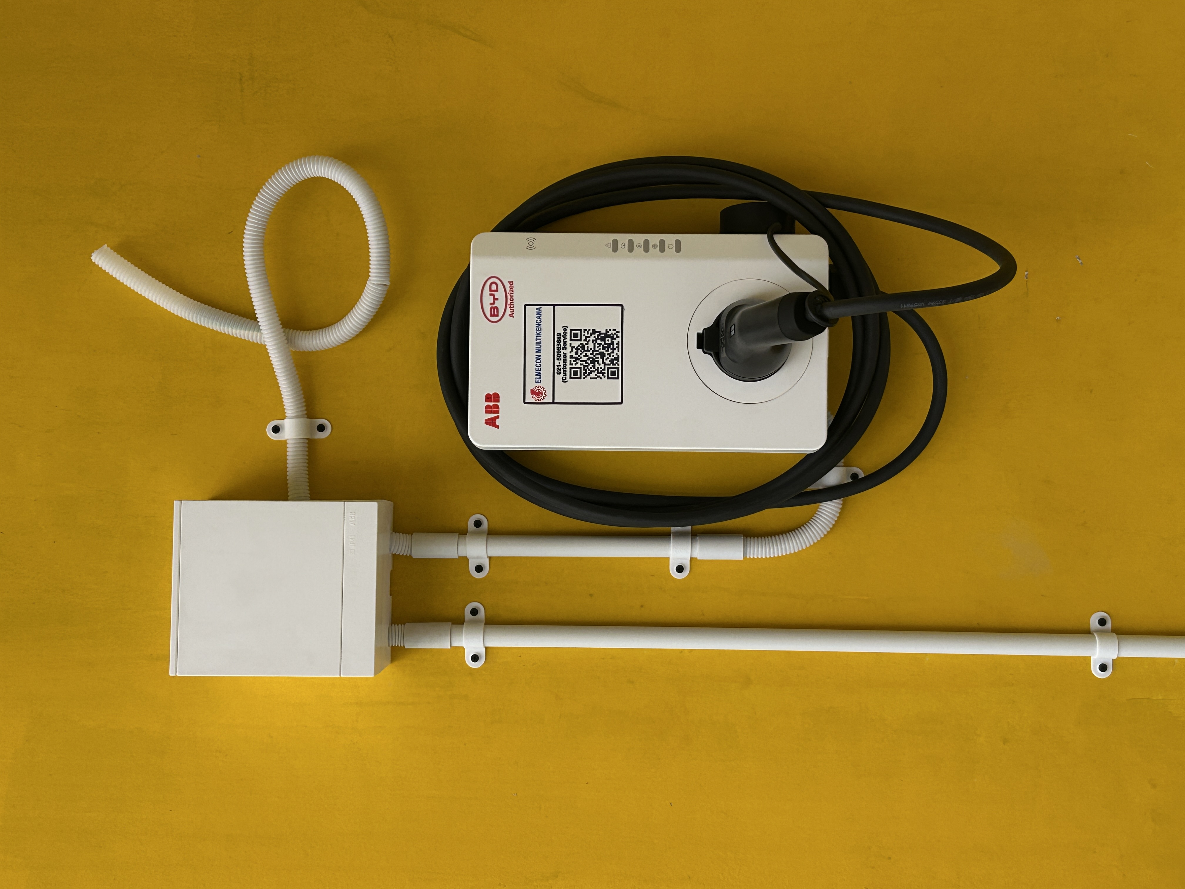 Instalasi ABB wallbox di area carport rumah